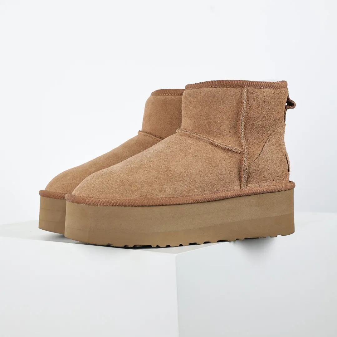 Pick up locally 💰580 Core recommended good price It is a very suitable choice for home furnishings. In the new year, uug launched a series of styles, which are partial to the preferences of young consumers and have also moved to the forefront of fashion trends. Shoe body material: water-repellent coated suede upper, 17 mm UGGPURE™ implantable wool insole, lightweight non-slip and comfortable rubber outsole, with brand LOGO and trademark, with full packaging Size: 35 36 37 38 39 40